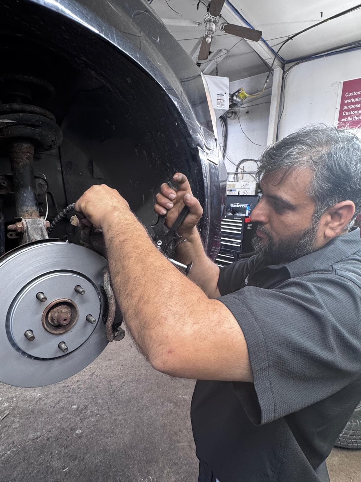 Tire replacement and balance station