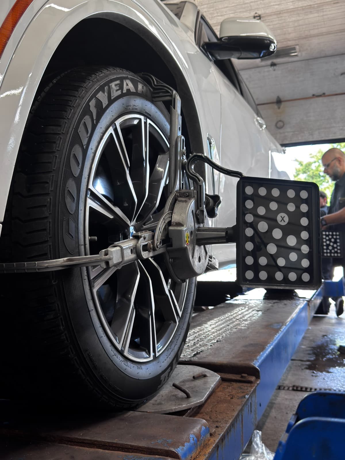 Computerized 3D optical wheel alignment target attached to customer vehicle wheel